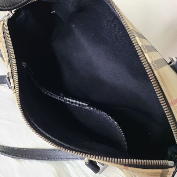💯 Authentic Burberry  Handbag 🍀 - Picture 11 of 15